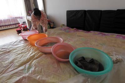 无锡楼上漏水，住户失联，小区没物管，业主维权难！律师来支招……